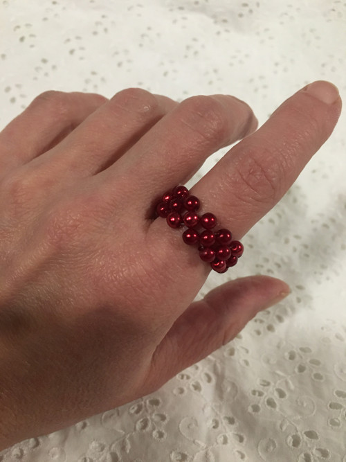 červený kuličkový prstýnek s leskem