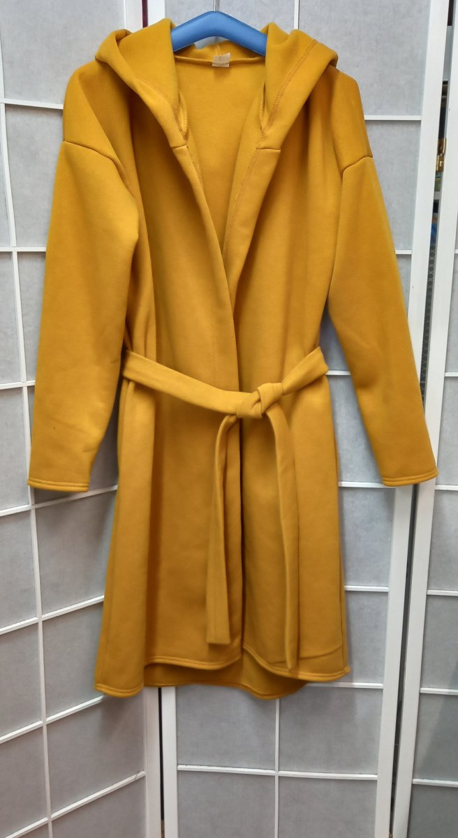 Dlouhý kabátek s kapucí a páskem - barva hořčicová (teplákovina)