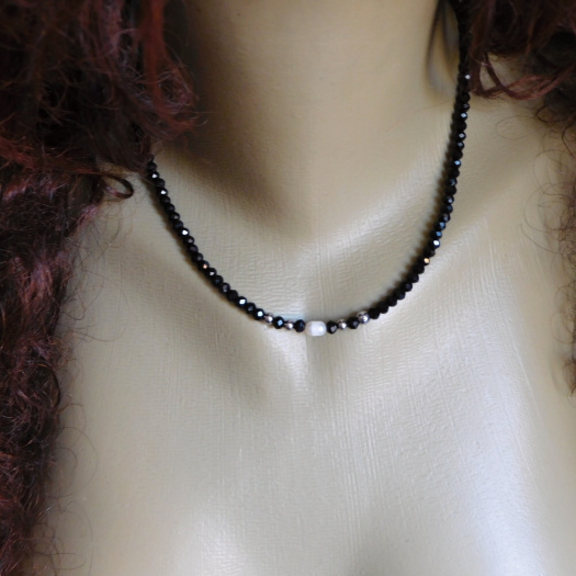 Náhrdelník   - černý spinel, nerez, perla