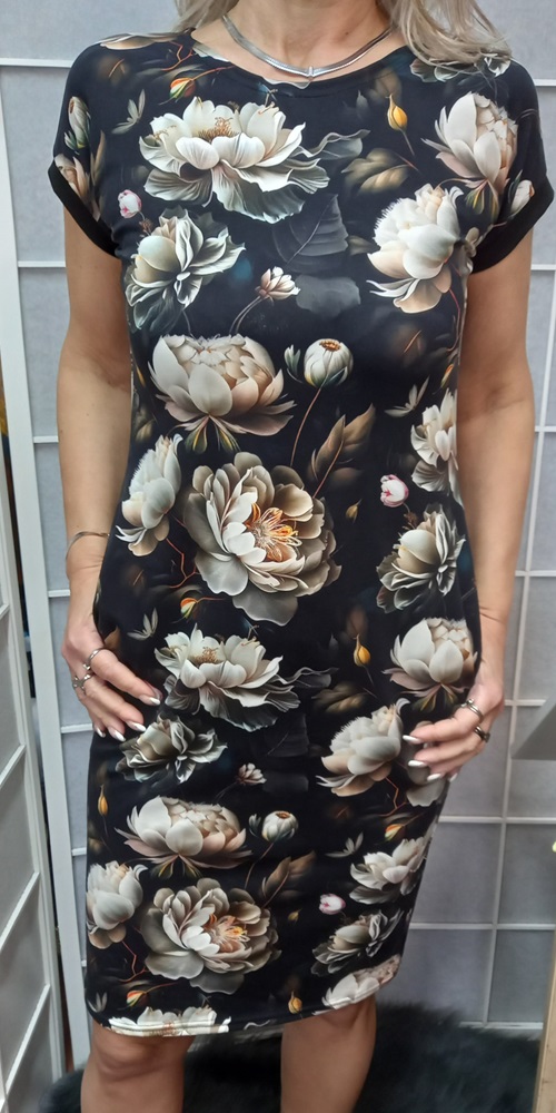 Šaty s kapsami - pivoňky na černé (bavlna)