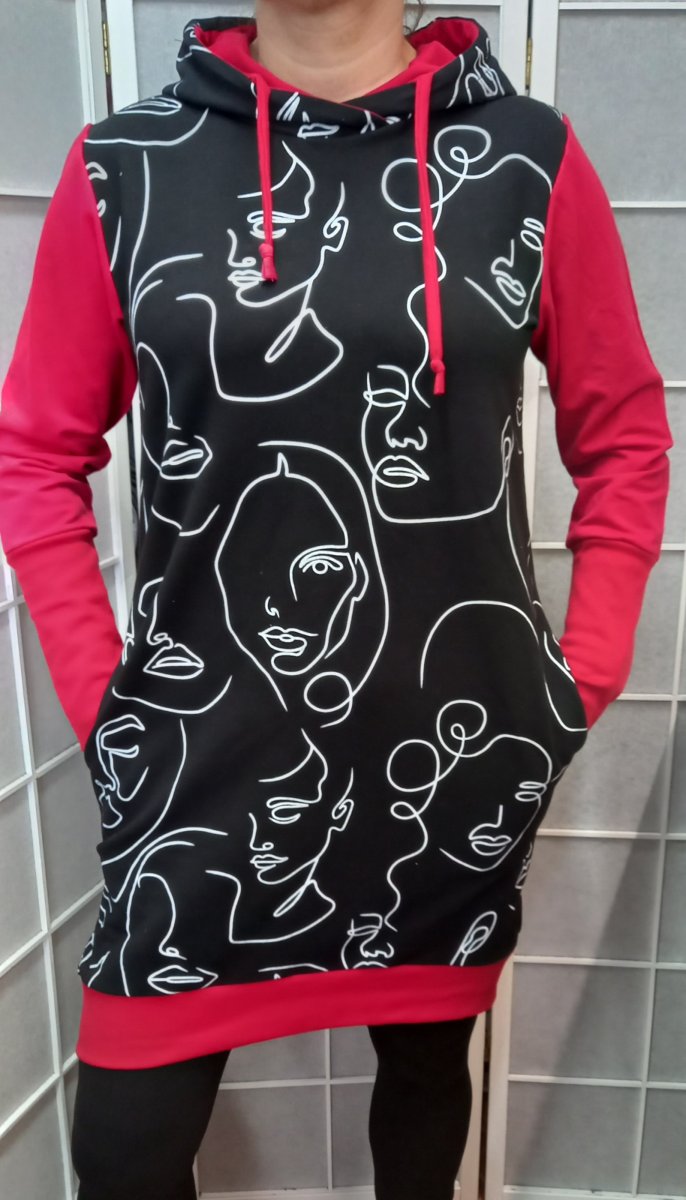 Mikinové šaty s kapucí - tváře na černé (teplákovina)