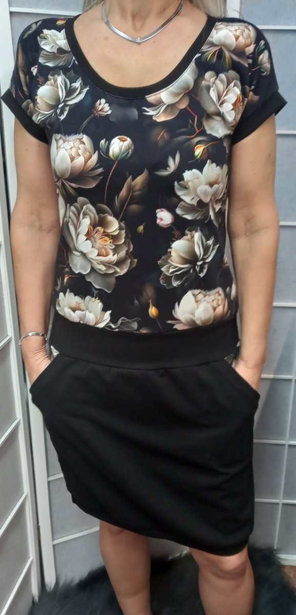 Šaty - pivoňky na černé (bavlna)