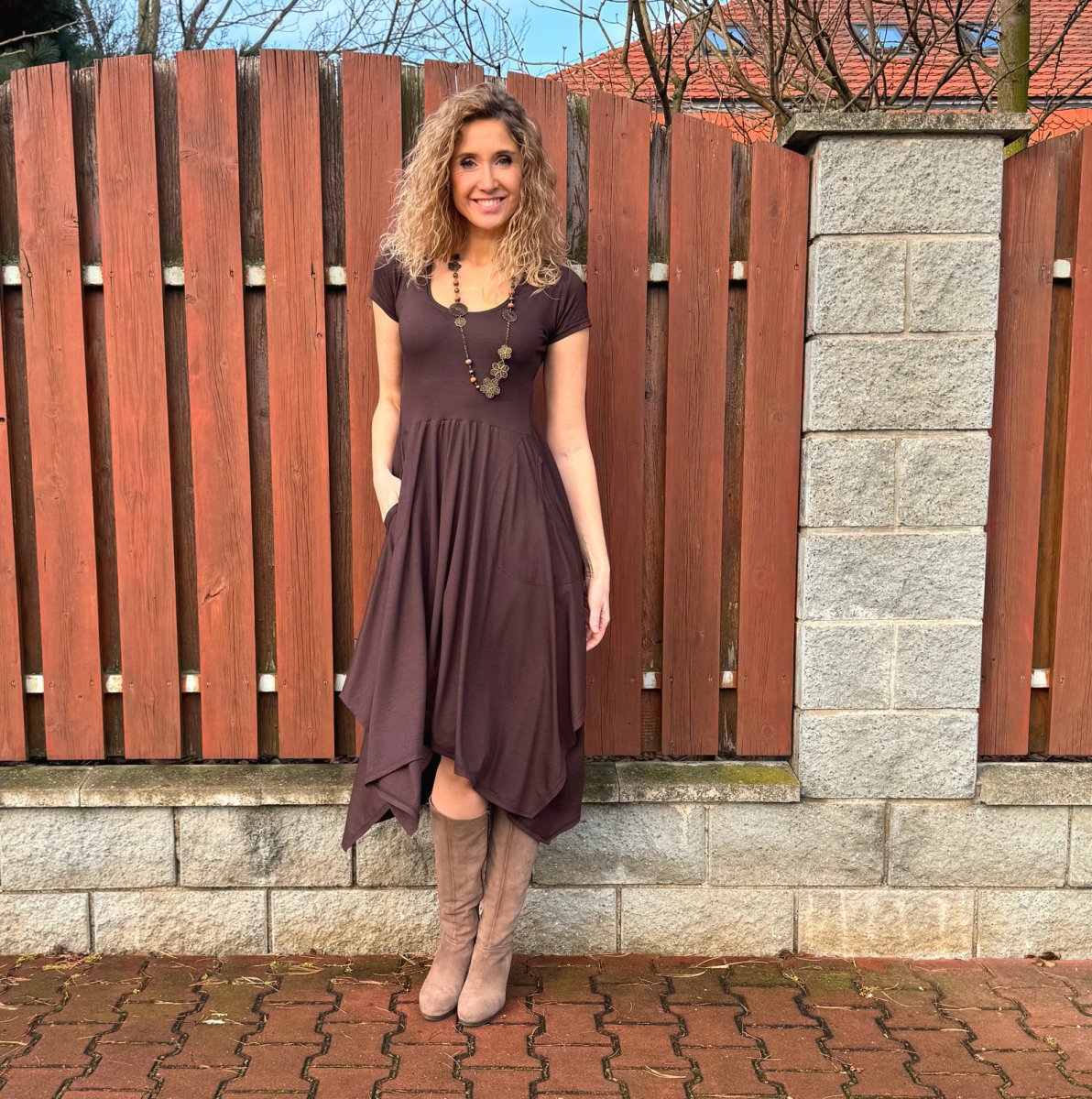 Hnědé šaty s cípy