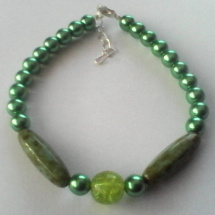 zelený náramek s perlami