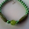 zelený náramek s perlami