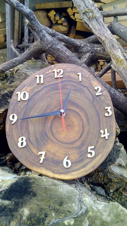 Ručně vyráběné ořechové dřevěné hodiny