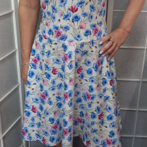 Šaty s půlkolovou sukní - chrpy (bavlna)