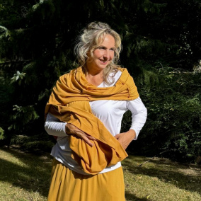 Dlouhá sešívaná šála hořčicová