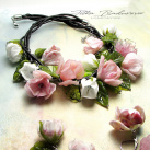 "Růžové odstíny, vinuté skleněné květy a chirurgická ocel