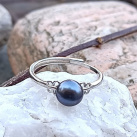 Modrá říční perlička mezi motýlky, prstýnek