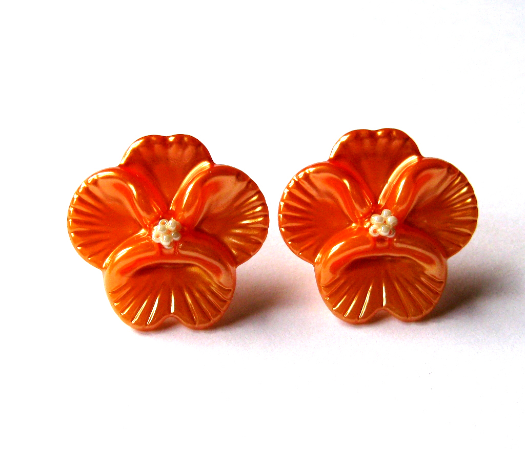 Perlové oranžové macešky.