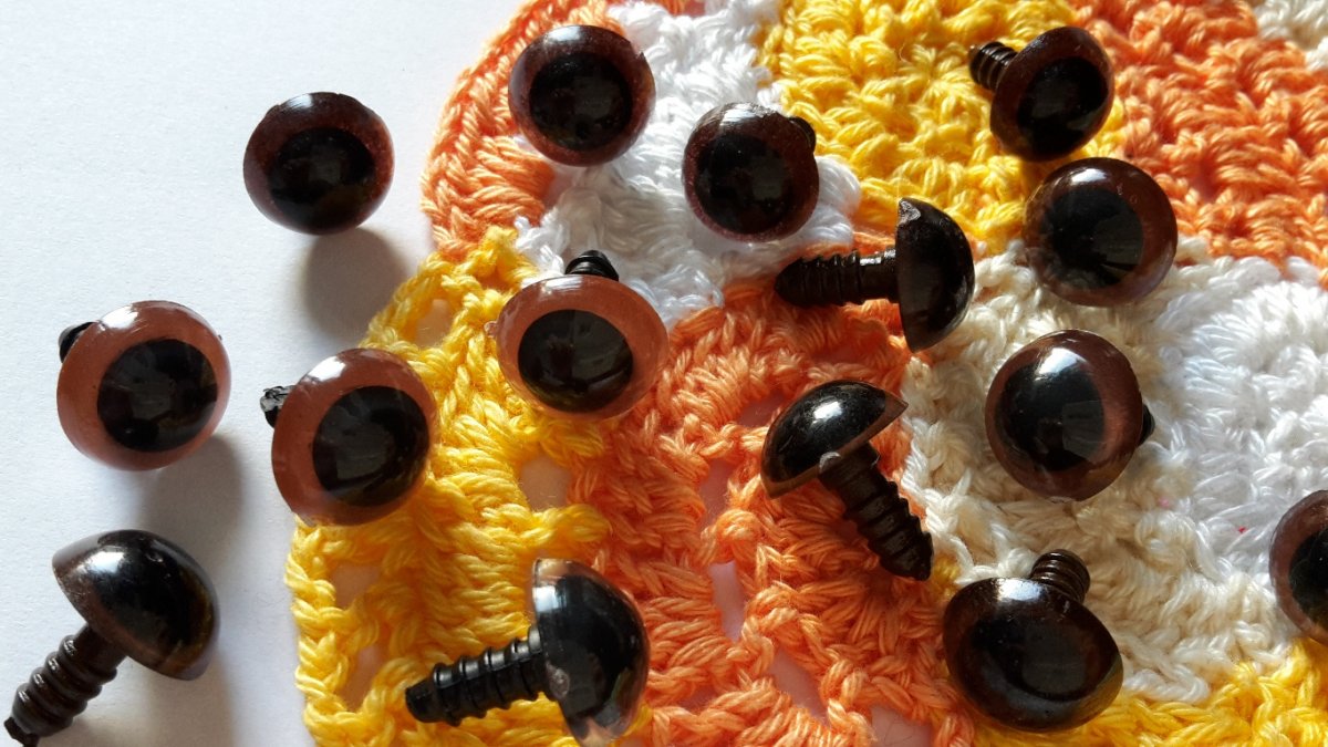 oči hnědé 14mm  OKO003