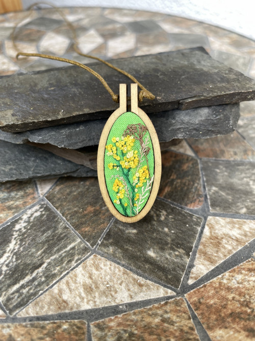 Vyšívaný přívěsek Luční kvítí