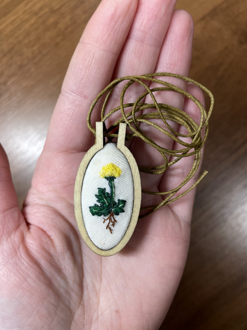 Vyšívaný přívěsek Pampeliška