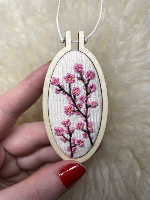 Vyšívaný přívěsek Květy