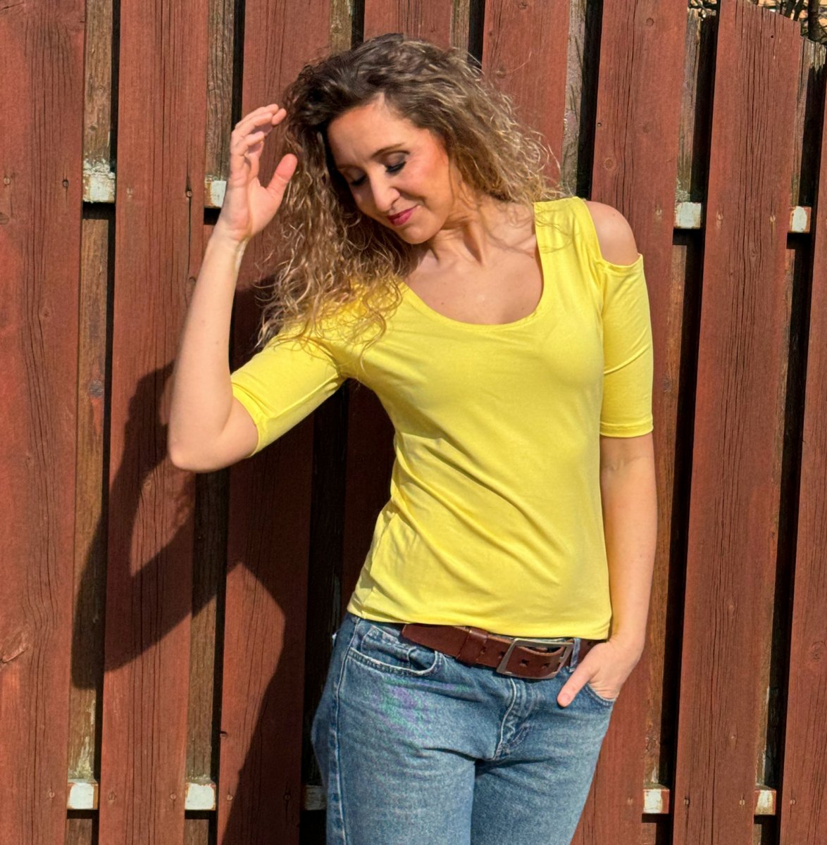 Žluté tričko s volnými rameny