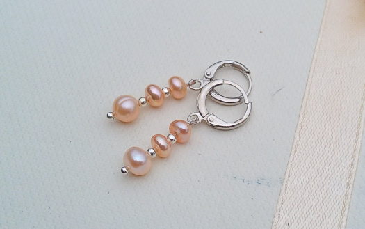 Říční perly hnědo šedé perlové náušnice na chirurgické oceli