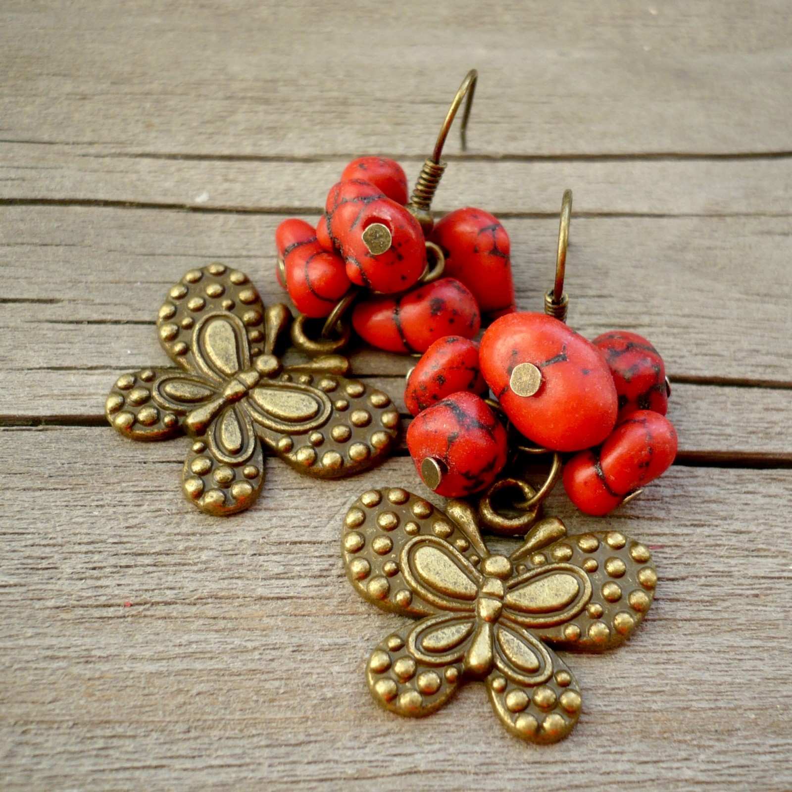 Motýl v jeřabinách