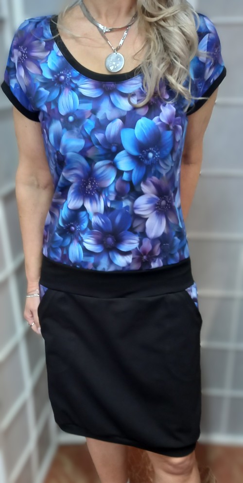 Šaty - modré květy s černou sukní (bavlna)