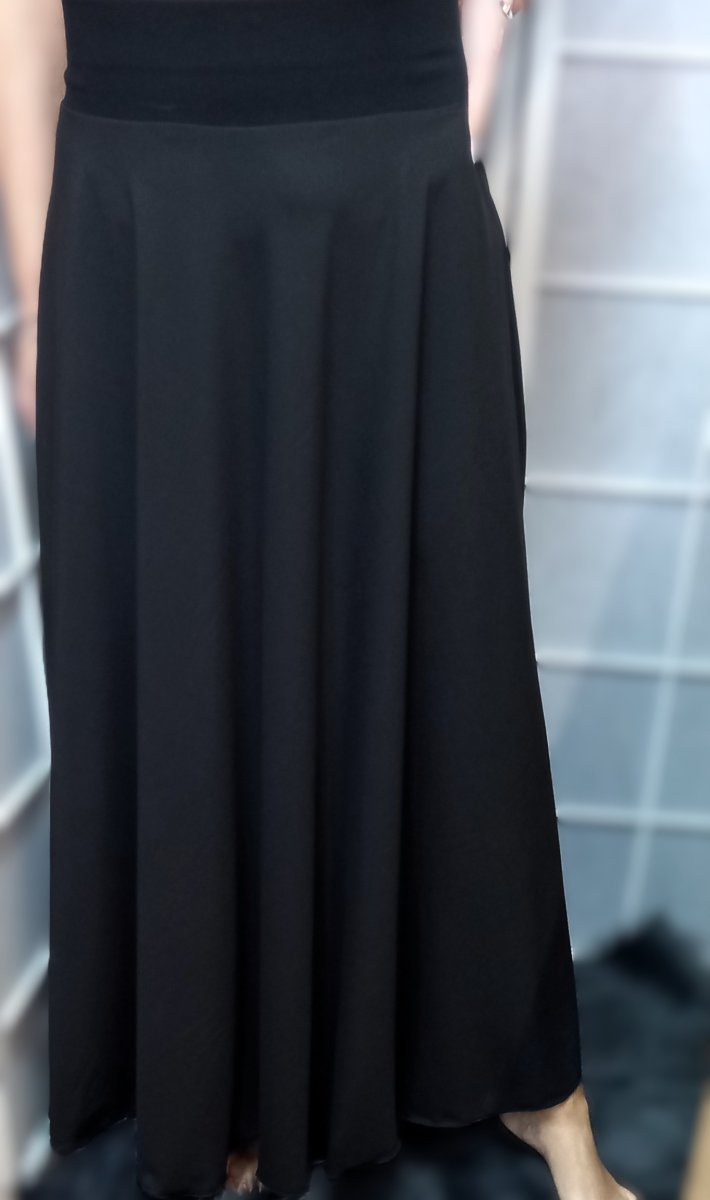 Dlouhá půlkolová sukně - elegantní černá (umělé hedvábí)