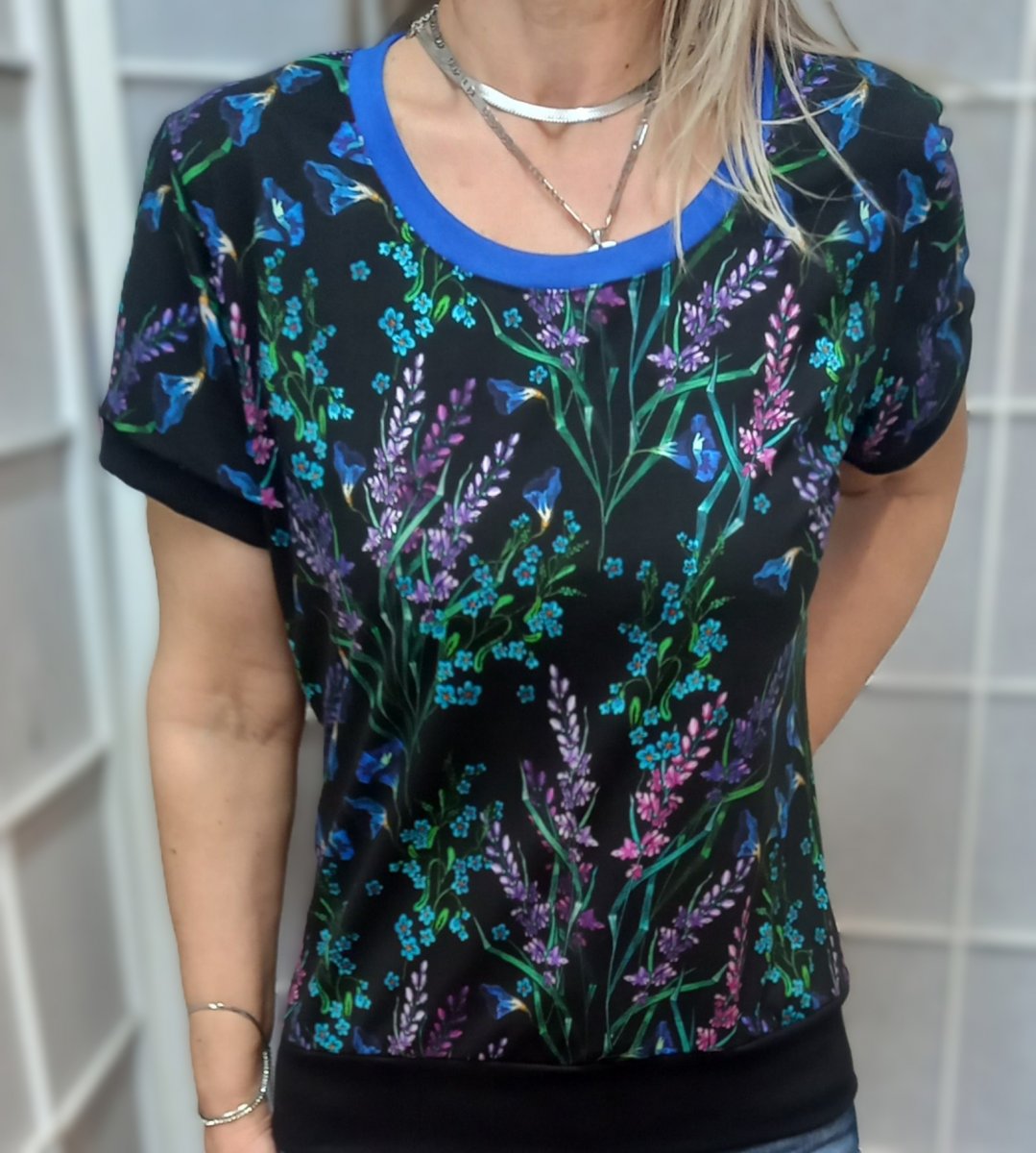 Tričko - kvítí na černé (bavlna)