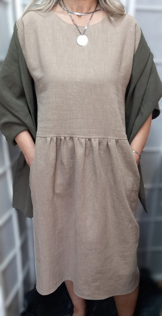 Lněné šaty s kapsami - barva světle hnědá (velikost 2XL a 3XL)