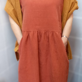 Lněné šaty s kapsami - barva cihlová