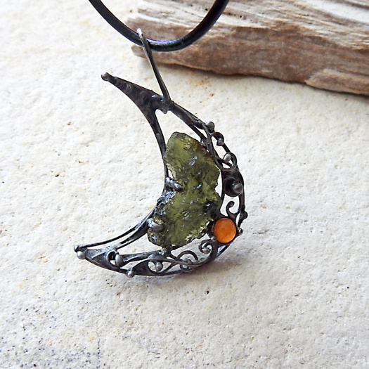 Vltavín s granátem