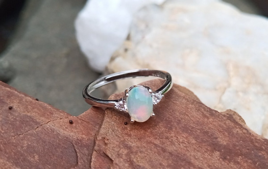 Stříbrný prstýnek s Etiopským opálem 0.6 ct mezi zirkony