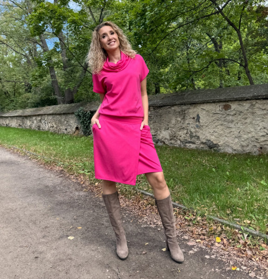 Cyklámen šaty krátké s rozparkem