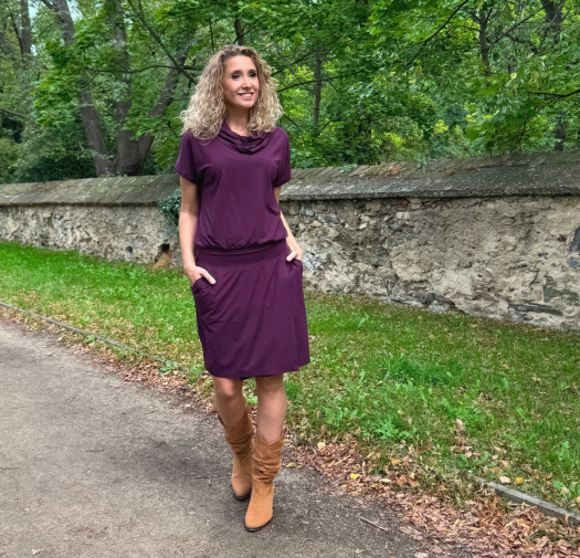 Fialové šaty krátké s rozparkem