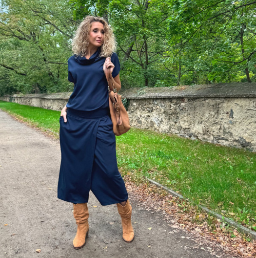 Tmavě modré šaty dlouhé s rozparkem