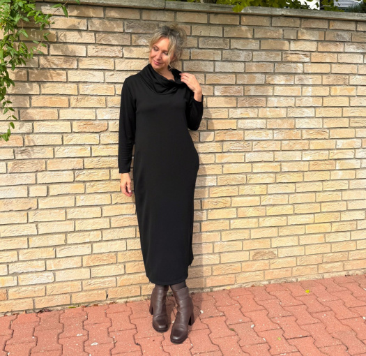 Černé šaty s volným rolákem dlouhé