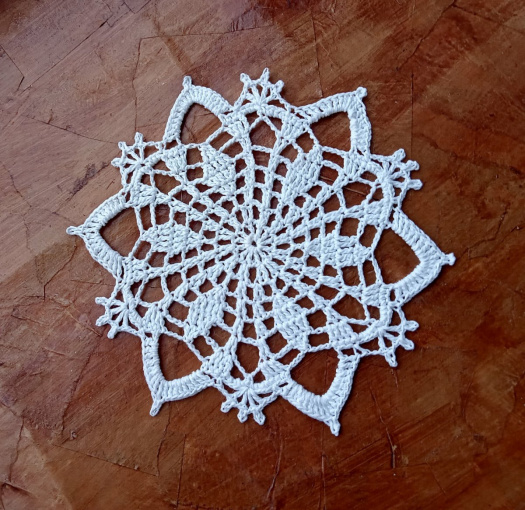 Bílá háčkovaná dečka