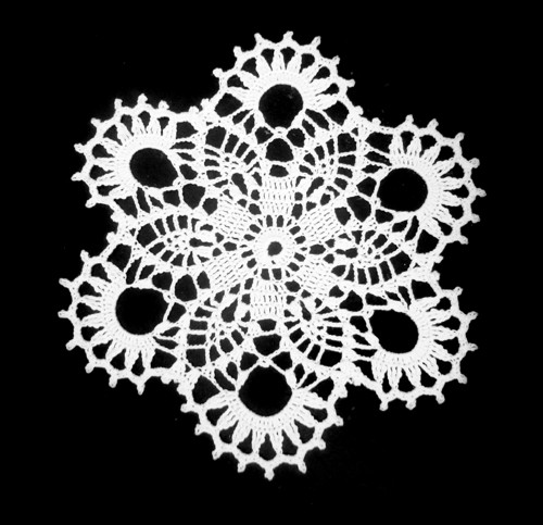 Bílá háčkovaná krajková dečka (215mm)