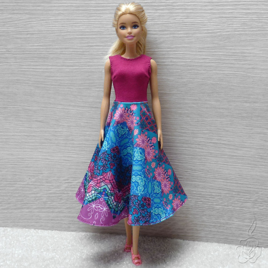 Barevné šaty pro Barbie