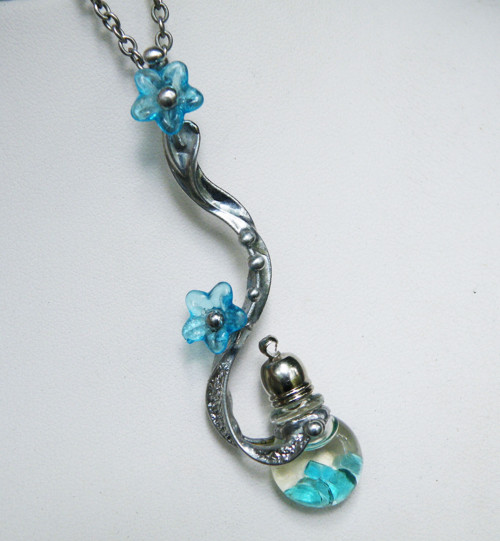 Voňavý amulet elfky Nóliën...