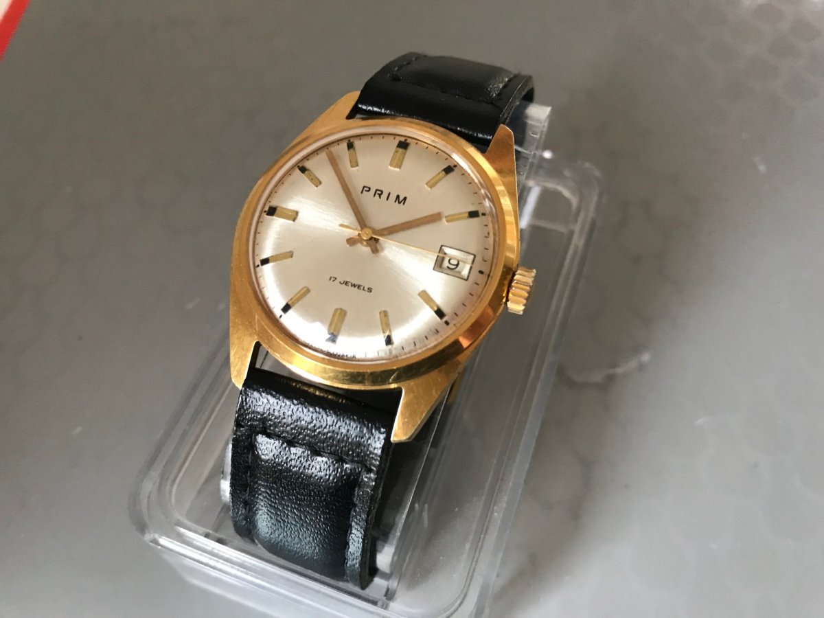 Elegantní zlacené Hodinky Prim z roku 1969 s datumem