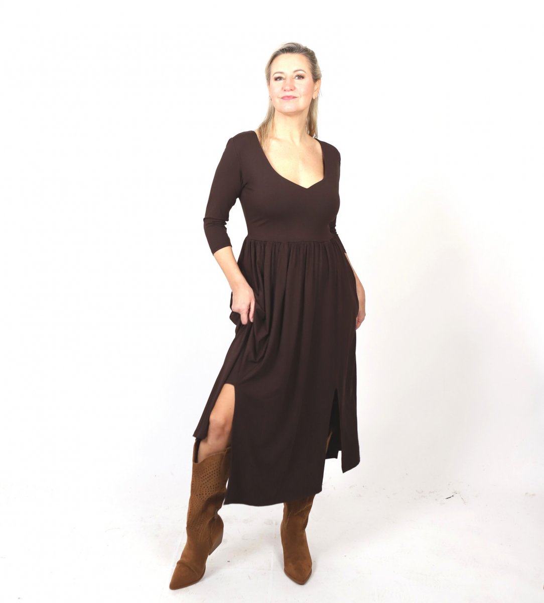 Šaty s rozparky hnědé