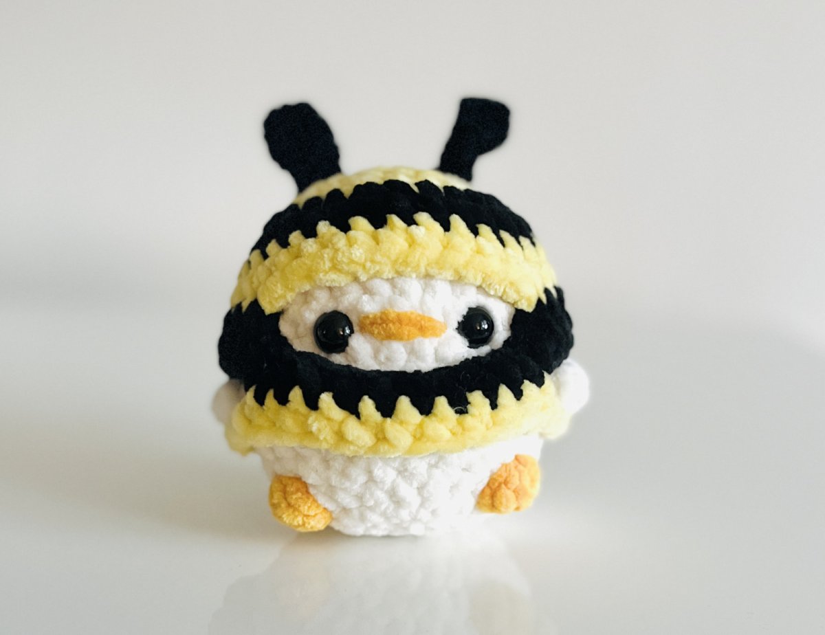 Háčkovaná kachnička ve včelím oblečku