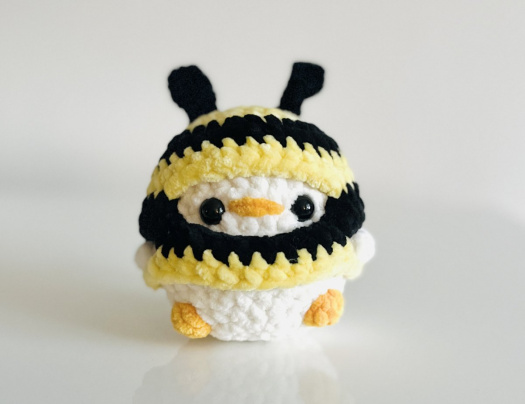 Háčkovaná kachnička ve včelím oblečku