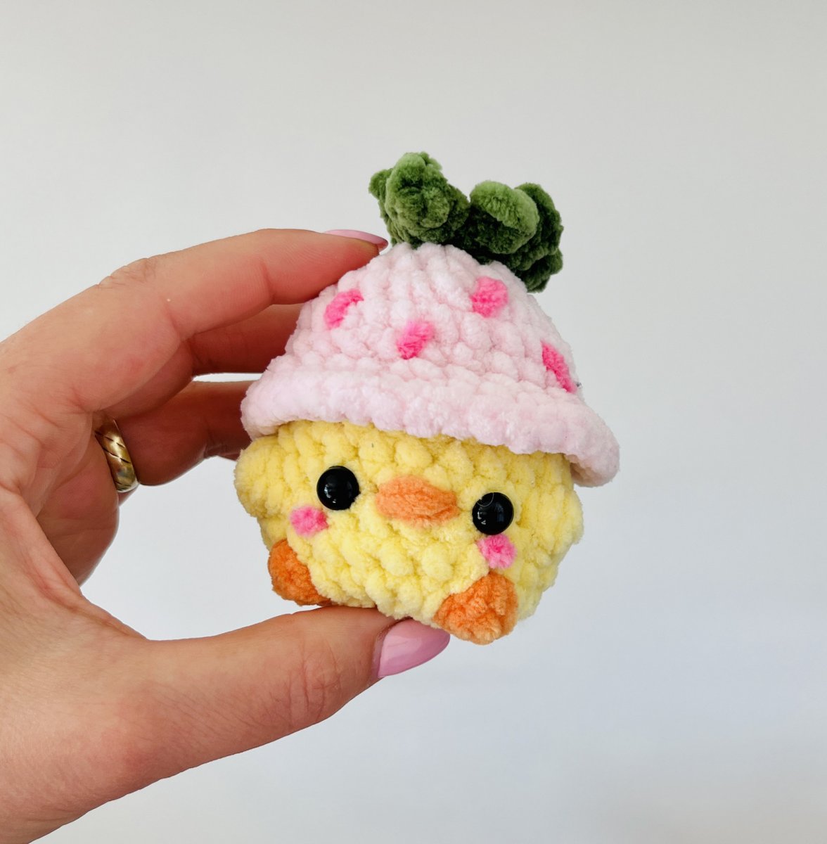 Háčkovaná mini kachnička s jahodovÿm kloboučkem