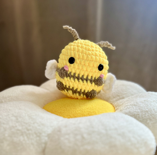 Cute včelka – hebký háčkovaný mazlíček