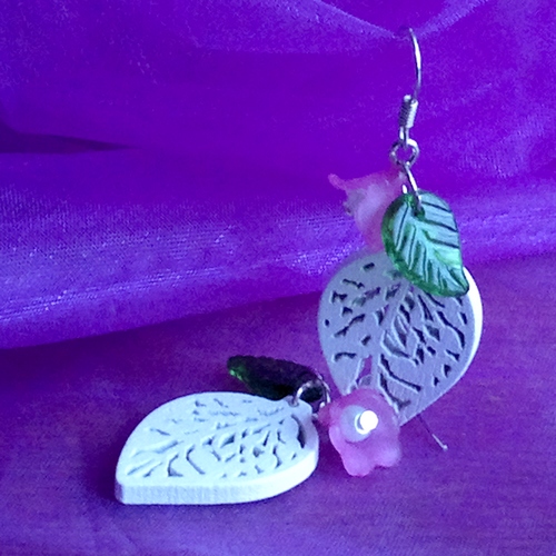 Bílé lístečkové náušky