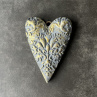 Šedé srdíčko se zlatým vzorem na zeď
