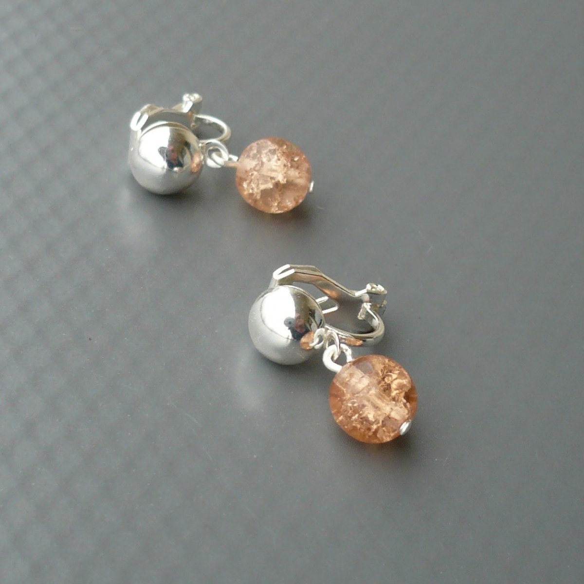 Malé klipsové jednokuličkové náušnice pudrové