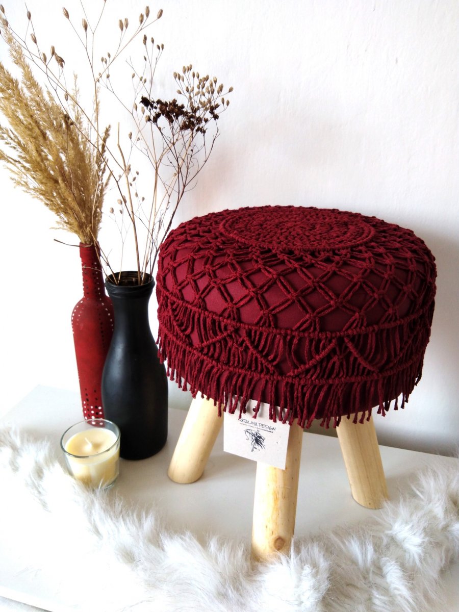 Macramé taburet/stolička v bordó barvě