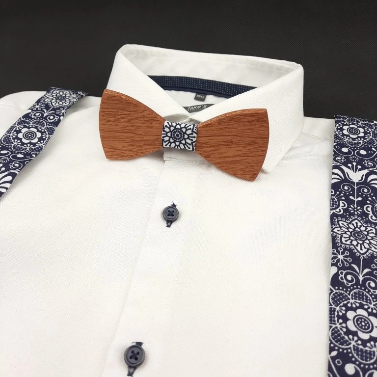 Modrobiely Folklórny Set Drevený Motýlik a Traky 