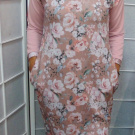 Šaty s kapsami - růže na pudrové, velikost M (teplákovina)