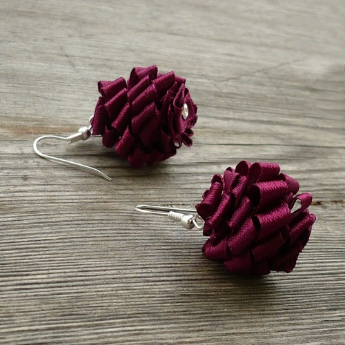 Bordó načechrané náušnice 